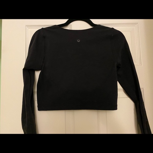 Intricate lululemon running top - Picture 3 of 4
